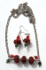 Parure argentée avec collier et boucles d'oreilles assorties avec fleurs en relief rouges et vertes 