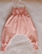 Sarouel évolutif un peu ample étoiles blanches sur fond rose pour bébé fille 12 / 18 mois