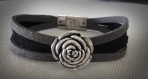 Élégant bracelet femme  en suédine grise et noire fleur 