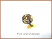 Broche bijou fantaisie originale en métal bronze capsule de champagne contrebasse,violon,piano,instruments de musique marron jaune