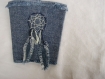 Porte-gobelet en jean bleu recyclé décoré d'un attrape-rêves dans les tons de bleu et blanc 