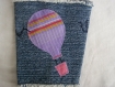Porte-gobelet en jean bleu recyclé décoré d'une montgolfière en tissu coton mauve et rose 