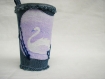 Porte-gobelet en jean bleu recyclé décoré d'un tissu coton imprimé avec des cygnes blancs sur fond mauve