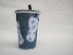 Porte-gobelet en jean bleu recyclé décoré d'une empreinte de pieds bleus en tissu coton fleuri (liberty) bleu sur fond blanc
