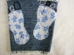 Porte-gobelet en jean bleu recyclé décoré d'une empreinte de pieds bleus en tissu coton fleuri (liberty) bleu sur fond blanc