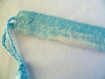Marque-page bleu ciel et blanc avec pompons de laine bleue et blanche