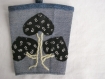 Porte-gobelet en jean bleu recyclé décoré d'un arbre en appliqué coton liberty et broderie en laine 