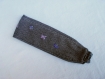 Bandeau bleu foncé en jean coton orné d'étoiles brodées, mauves, roses et grises - intérieur polaire.  