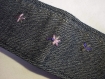 Bandeau bleu foncé en jean coton orné d'étoiles brodées, mauves, roses et grises - intérieur polaire.  