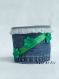 Bracelet manchette en jean bleu recyclé décoré d'un ruban et de boutons-fleur verts 