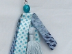 Porte-clef ou bijou de sac en rubans bleus et pompon bleu clair avec perle bleue