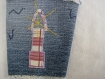 Porte-gobelet en jean bleu recyclé décoré d'un phare en tissu coton madras rouge bordeaux 