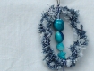 Porte-clef ou bijou de sac en jean recyclé : anneau bleu et blanc et perles bleu marbré