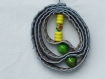 Porte-clefs ou bijou de sac en jean bleu recyclé : anneaux bleus et perles jaunes et vertes