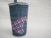 Porte-gobelet en jean bleu recyclé décoré d'un chapeau de sorcière en tissu coton à carreaux violets 