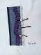 Bracelet manchette en jean bleu recyclé décoré d’un frou-frou violet et de perles rose, violette et blanche 