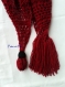 Écharpe tricotée en laine rouge bordeaux avec franges et coccinelle 