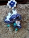 Broche en fleurs bleues et blanches dentelle et perles