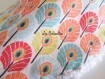 Bavoir bandana pour bébé - thème plumes multicolores