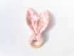 Hochet lapin oreille bruyante - anneau de dentition montessori pour bébé - rose 