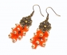 Boucles d'oreilles fleurs perles verre nacré orange -  apprêts couleur bronze 