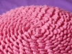 Coussin fleur au crochet rose et blanc