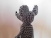 Petite souris grise marionnette à doigt au crochet