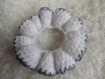 Chouchou élastique au crochet blanc gris