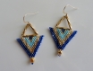 Boucles d'oreille triangle egyptiennes bleues et dorées en tissage brick stitch en perles miyuki