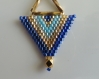 Boucles d'oreille triangle egyptiennes bleues et dorées en tissage brick stitch en perles miyuki