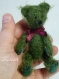 Mini ours de collection de 10cm en mohair vert, fait main avec articulation en carton à la tête