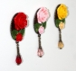 Set de 3 magnets avec fleurs et feuilles en résine jaunes roses et rouges et perles de verre assorties 