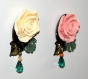 Set de 2 magnets avec fleurs et feuilles en résine jaune et saumon et perles de verre vertes 
