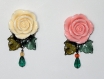 Set de 2 magnets avec fleurs et feuilles en résine jaune et saumon et perles de verre vertes 