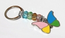 Porte-clés argenté avec un papillon stylisé et quatre rondelles de verre à facettes en couleur 