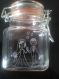 Cadeau pour les témoins/parrain/marraine - pot en verre avec fermeture en métal de 7.5 cm personnalisation offerte - gravure couple de mariés ou landeau