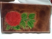 Porte chèquier cuir repoussé décor floral rose rouge