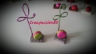Marque place thème gourmandise - macaron vert anis ganache rose fushia sur tablette choocolat