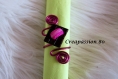 Ronds de serviette thème gourmandise demi macaron rose fushia ganache rose clair sur tablette chocolat noir alu rose
