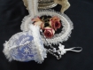 Adorable suspension pour petite plante ou fleur séchée en tulle perlé écru et dentelle de caudry