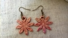 Boucles d'oreilles fleurs en terre cuite céramique rose ancien reflets motifs fleurs japon 