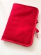 Protège carnet de santé à personnaliser au flocage, appliques etc. tissu rouge couleur de contour au choix.
