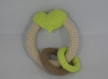 Hochet pour bébé coeur pistache avec trois anneaux en coton fait main