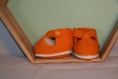 Chaussons bébé modèle babies orange et blanc en laine taille 0/3 mois fait main