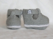 Chaussons bébé modèle babies gris et blanc en laine taille 0/1 mois fait main
