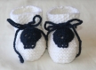 Chaussons bébé têtes de mort en laine layette blanc et bleu marine fait main taille 0-3 mois