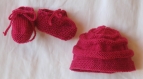 Ensemble bonnet et chaussons fuchsia taille 0-1 mois en laine fait main