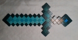 Réplique en bois peint de l'épée en diamant tirée du jeu minecraft
