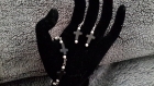 Petite parure boucles d'oreilles et bracelet en perles argentées et croix noir