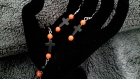Petite parure boucles d'oreilles et bracelet en perles orange et croix noir